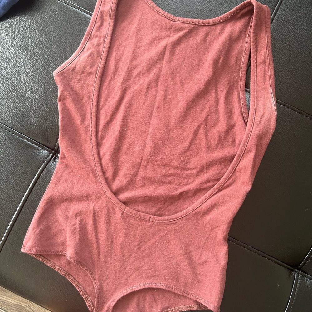 Backless body suit